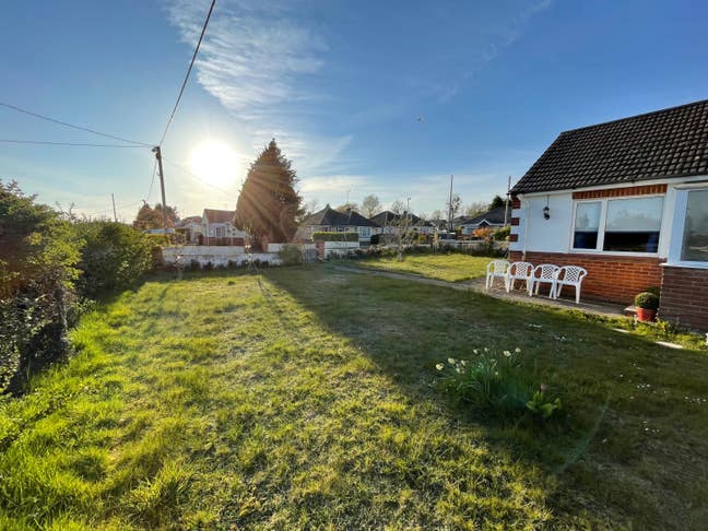 Double room with large garden, cleaner & gardener Main Photo