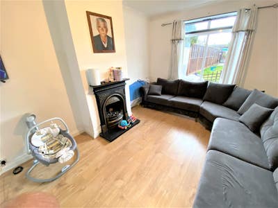 2 Bedroom House in Dagenham &pound;1850 Pcm Main Photo