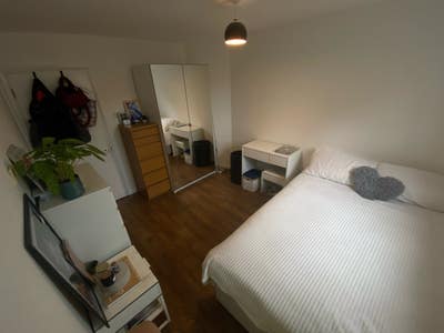 Ensuite bedroom in 2bed flat in London field  Main Photo