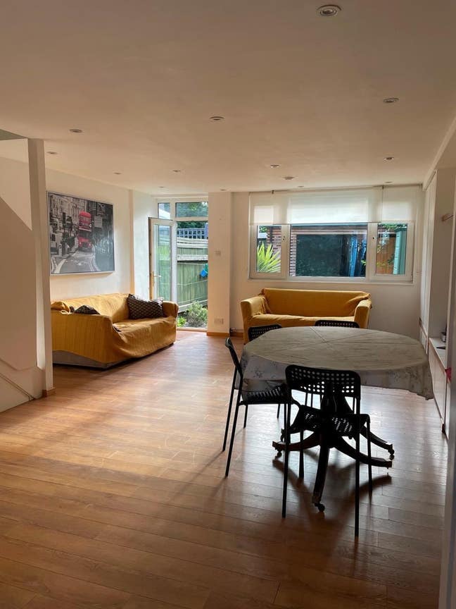 Double bedroom available in lovely house share Main Photo