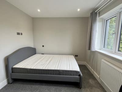 Large double room in a modern new detached house Main Photo