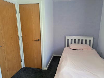 A Vibrant lovely room in a new build home. Main Photo