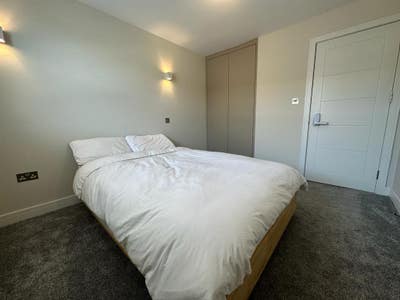 Double room in modern flat near Battersea Park  Main Photo