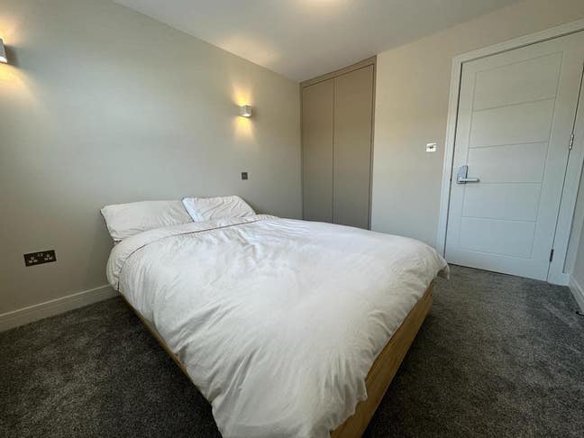 Double room in modern flat near Battersea Park  Main Photo