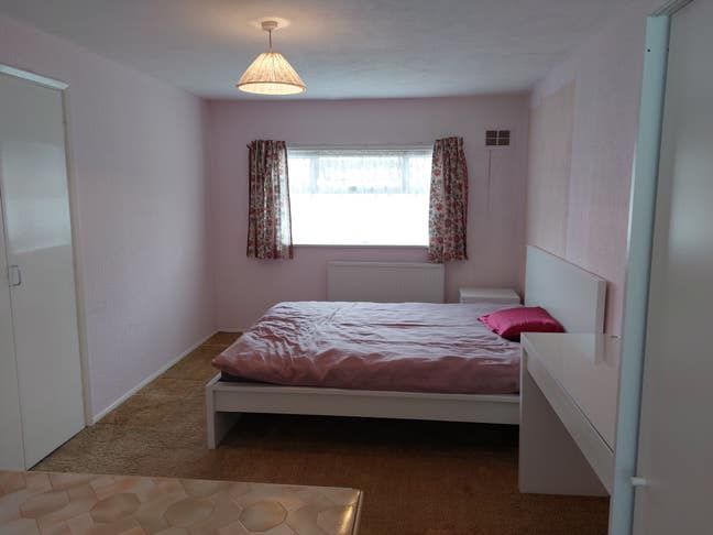 Spacious double rooms in 3 BR house Main Photo