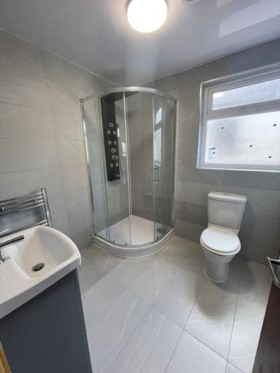 Four bedroom first floor flat Crwys road  Main Photo