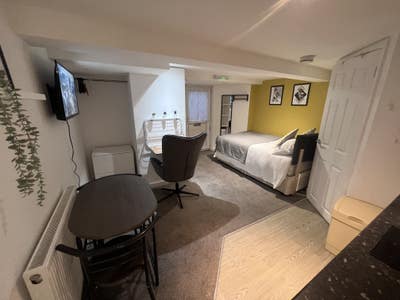 Beautiful studio flat! No bills zero deposit  Main Photo