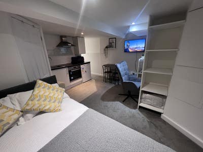 Beautiful studio flat! No bills zero deposit  Main Photo