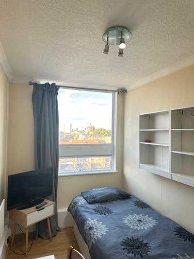 4th Dec / Short Term / Oxford St / Single room Main Photo