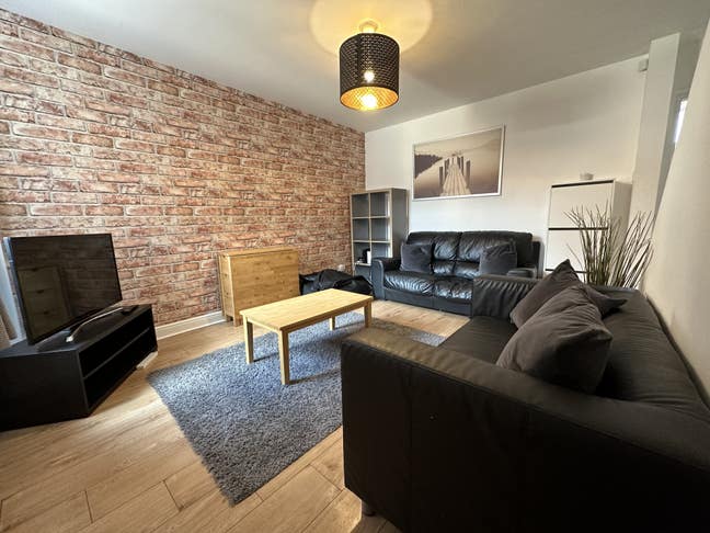 Student House Share | Available September 2025 Main Photo