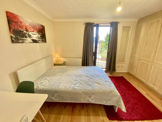 **Spacious Double Ensuite - 2 Mins to Tube** Main Photo