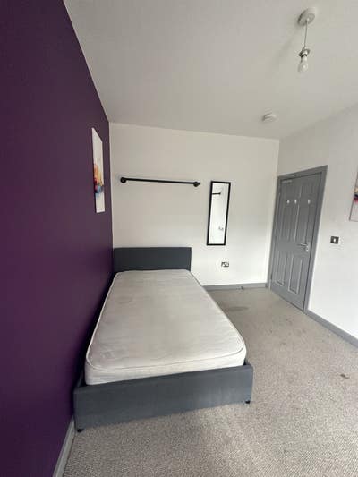Modern room available to rent Main Photo