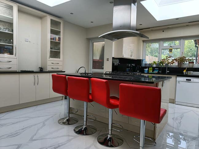 Large loft ensuite room available Main Photo