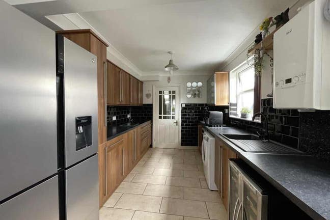 1 single room available bills included  Main Photo