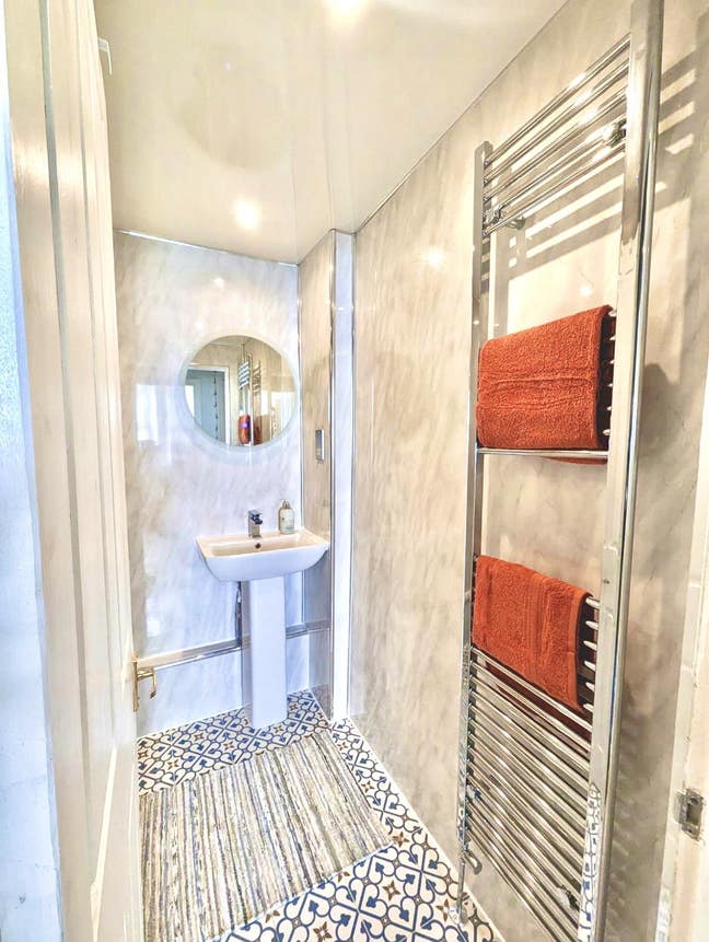 Clean cozy rooms perfect location  Main Photo