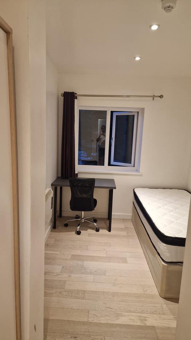 Lovely Renovated Ensuite Room Main Photo