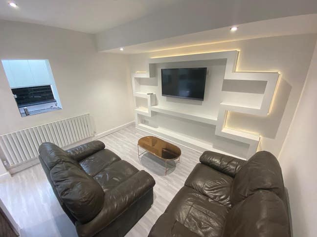 En suite room CV1, All Female House.  Main Photo