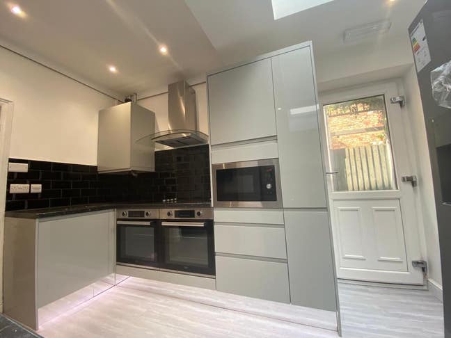 En suite room CV1, All Female House.  Main Photo