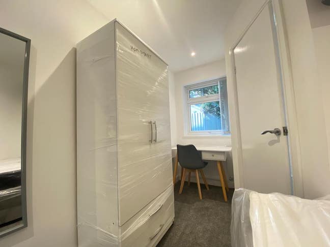 En suite room CV1, All Female House.  Main Photo