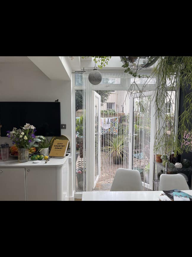 Room to rent in beautiful house Main Photo