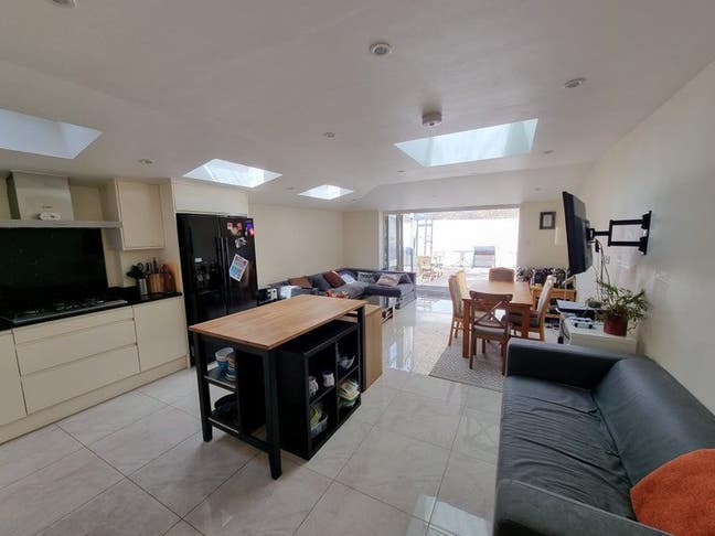 Double room in sociable Brixton house Main Photo