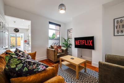 Luxury Attic Room in Friendly Respectful Home. Main Photo