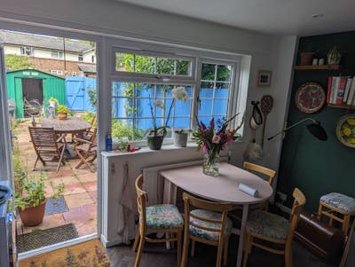 Light and airy double room in beautiful house  Main Photo