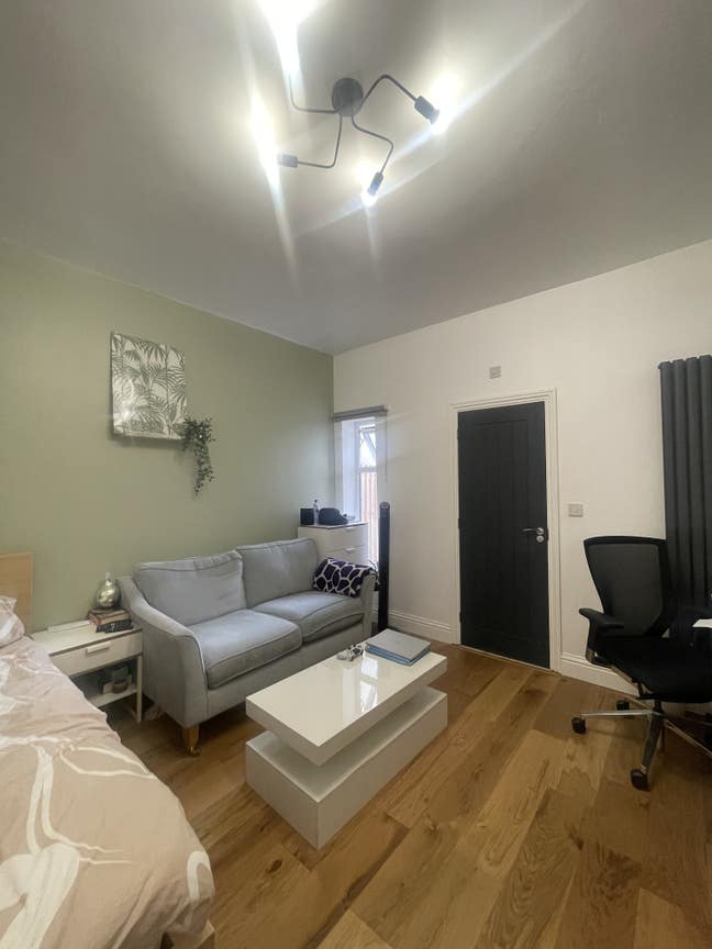 Large Ensuite Room in Stunning House with Garden! Main Photo