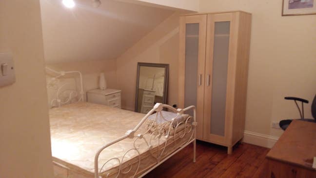Double room in shared house Main Photo