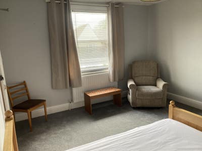 Large room in spacious property, &pound;125 pw .inc Main Photo