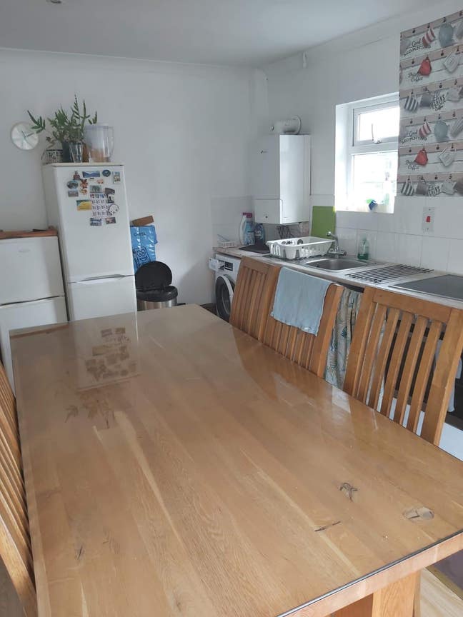 Double room in a shared house and off road parking Main Photo