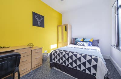 Spacious Double Room with Study Table in CV1 👀👀 Main Photo