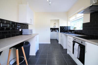 South Kirkby - New Refurb!! Rooms Available Main Photo