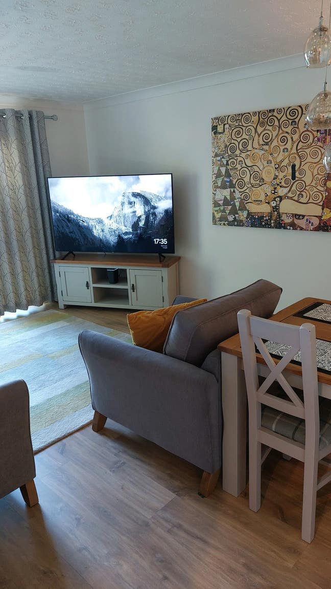 Comfortable furnished double bedroom in flat Main Photo