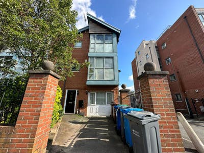 4-Bed Student Property on Platt Lane Main Photo