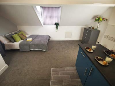 Room with own bathroom and kitchen Main Photo