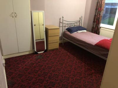 3 Bedrooms House with Driveway Main Photo