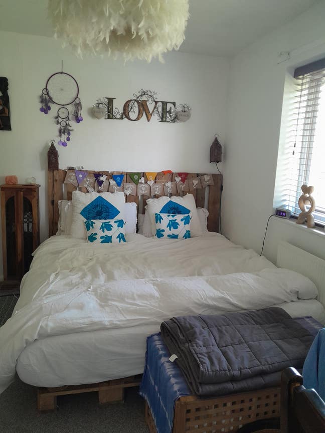 Double room in beautiful spiritual cottage flat. Main Photo