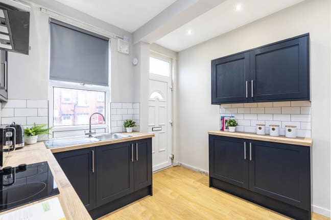 Stunning Rooms in Modern Property Available Main Photo