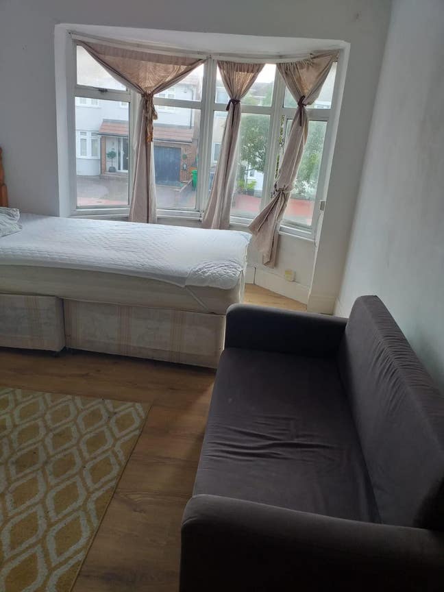 Double + Single Rooms in a House Main Photo
