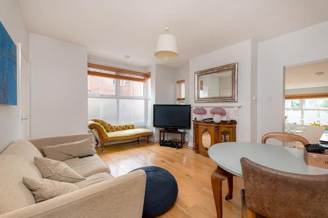 Lovely room available next to Station and Rye Main Photo