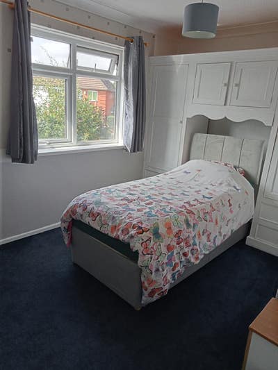 Single room for rent in shared family home Main Photo