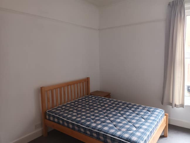  Professionals looking for another tenant Main Photo