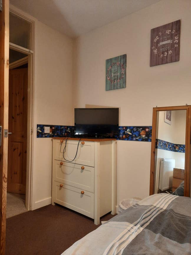 Small Double Room to let Main Photo