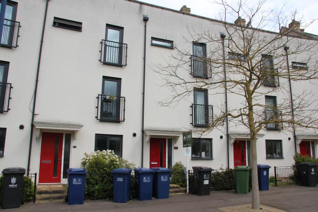 Modern double room on Orchard park. Available NOW Main Photo