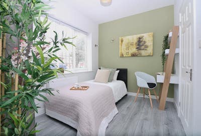 Quiet cosy Single En suite available in east acton Main Photo