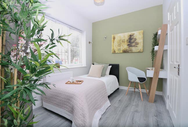 Quiet cosy Single En suite available in east acton Main Photo