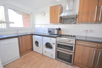 *Rent Inc All Bills 4 Bedrooms 2 Bathrooms N7...* Main Photo