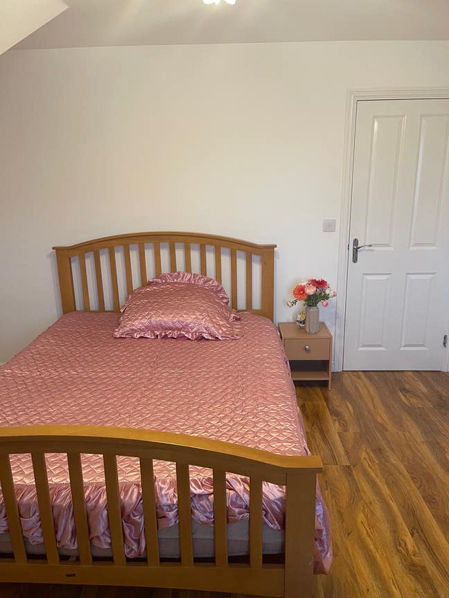 Large bed room in Uxbridge for female tenant. Main Photo