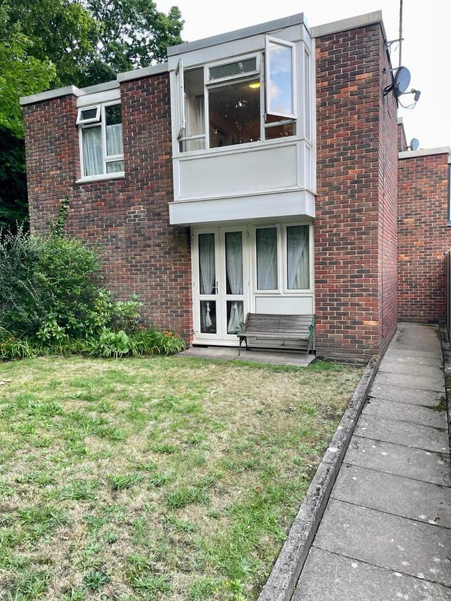 GU12 Room to let in quiet shared house Main Photo